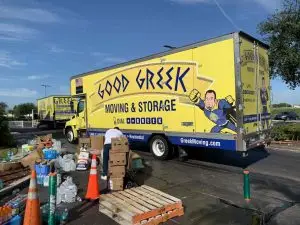 Καλή Ελληνική μετακίνηση φορτηγού στο σημείο παραλαβής βοήθειας για τον τυφώνα Pembroke Gardens