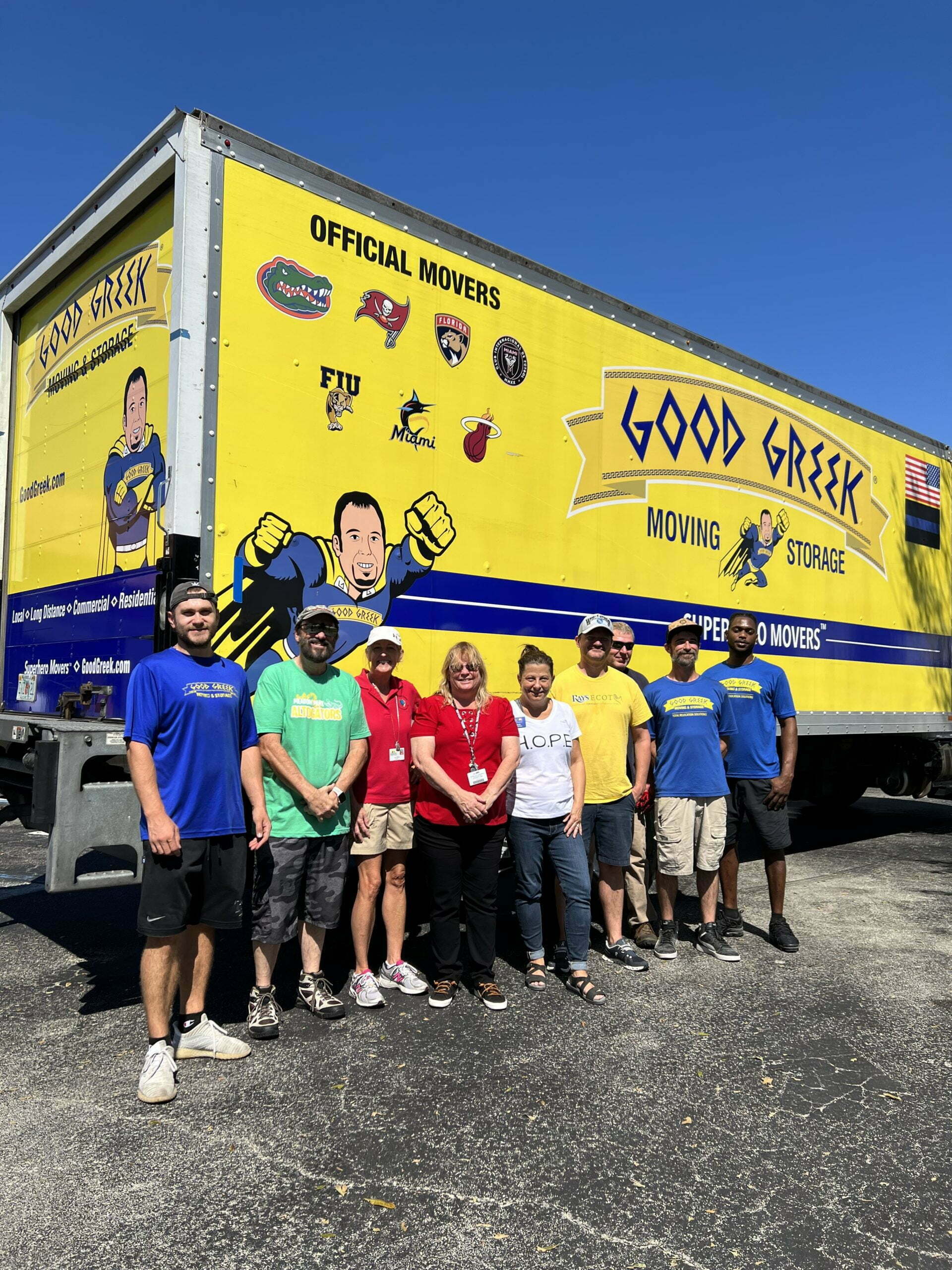 Empleados de Good Greek posan con su camión tras ayudar a las víctimas del huracán Ian