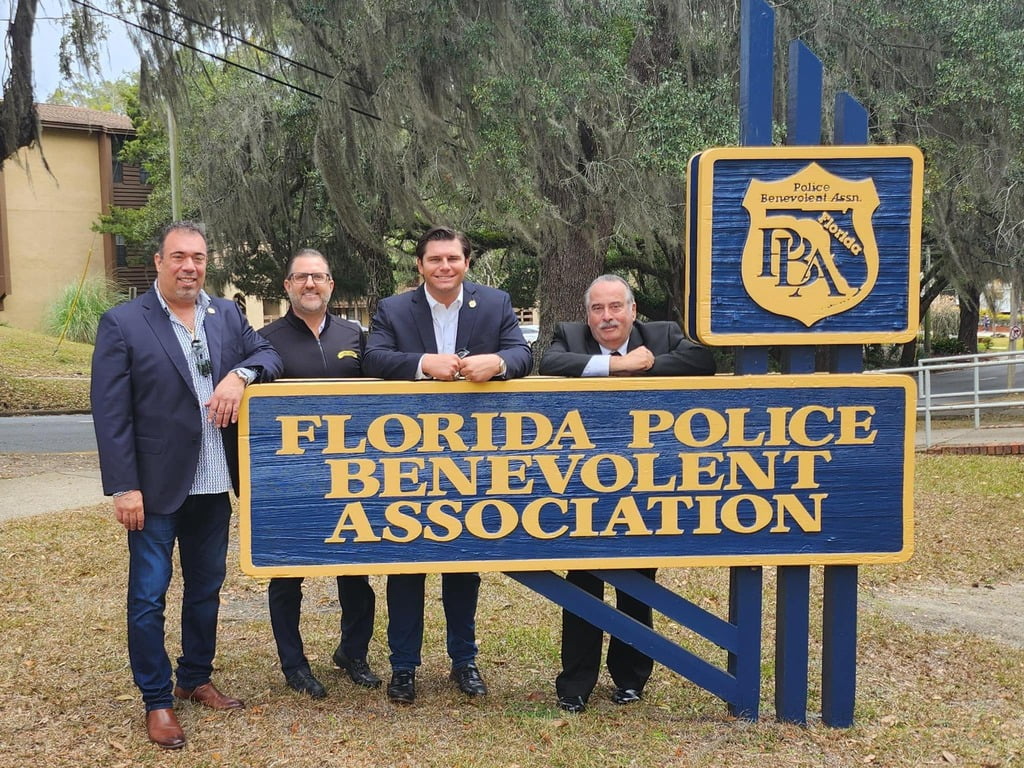 Cientos de policías ya se han trasladado a Florida